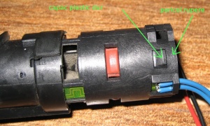 Se scoate capacul de plastic apasand cu surubelnita plata pe cleme.  Atentie, plastic dur, pericol de rupere
